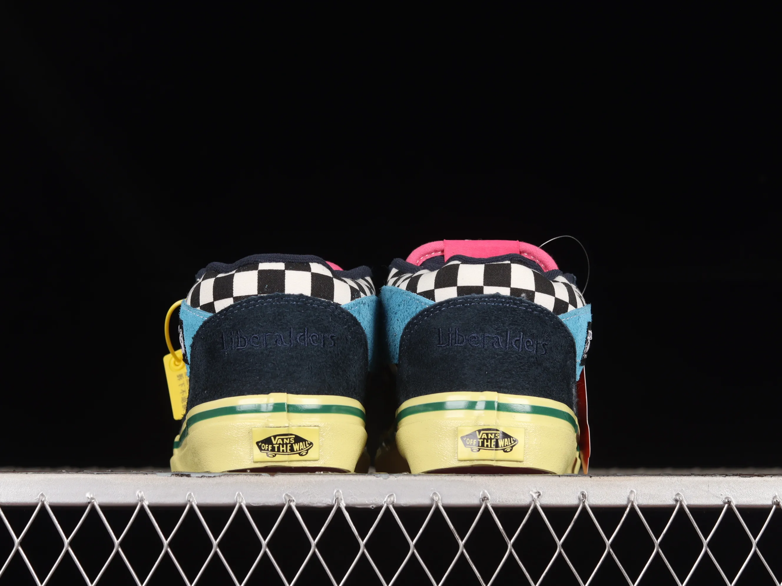 All Categories Vans Vans Series Vans Mid Liberaiders x Vans Half Cab 33 DX Legendary skater’s signature Chinese skateboard shoes VN0A5KX6BZU